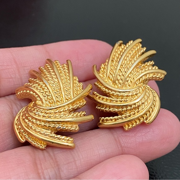 Vintage MONET Signed Gold-tone Wheat Spray Rope Feather Clip On Earrings - Picture 11 of 15